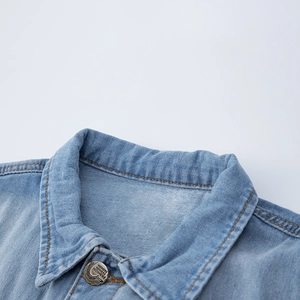 Gilet en jean bleu clair pour homme avec vue détaillée du col et du bouton métallique
