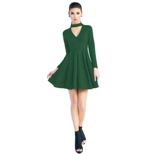 Robe plissée élégante vert foncé à manches longues avec décolleté en V et choker
