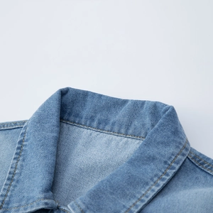 Gilet en jean bleu clair pour homme avec col classique et coutures jaunes