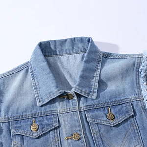 Gilet en jean bleu clair coupe ajustée pour homme avec bords usés et boutons métalliques chic