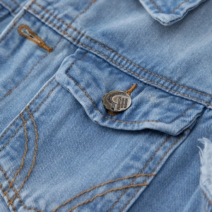 Gilet en jean bleu clair pour homme avec coutures contrastées et boutons en métal gravés