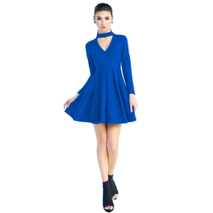 Robe plissée bleu royal à manches longues avec un design élégant à col en V ajouré