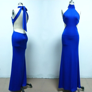 Dettaglio dell'abito blu reale con scollo all'americana e lacci lunghi sul retro
