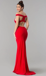 Détail d'une robe de soirée rouge épaules dénudées avec découpe au dos et coupe sirène