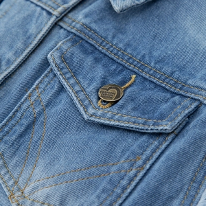 Gilet en jean pour hommes avec boutons en métal vintage et poches à rabat bleues
