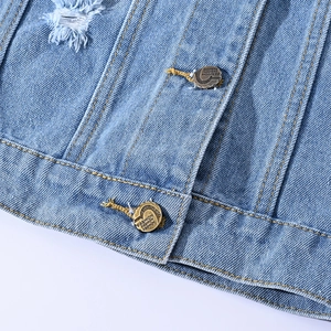 Gilet en jean bleu clair ajusté pour homme avec boutons vintage et détails déchirés