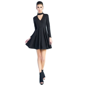 Robe courte évasée noire à manches longues avec décolleté en V et design tour de cou