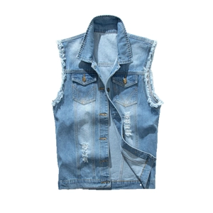 Gilet en jean bleu clair pour homme avec bords effilochés et boutons rétro