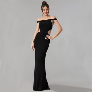 Détail d'une robe de soirée noire à épaules dénudées avec découpes à la taille