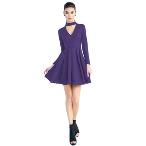 Robe longue plissée violette élégante avec découpe choker et silhouette trapèze taille haute