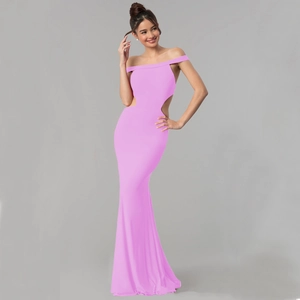 Détail de robe de soirée rose à épaules dénudées avec découpe à la taille et coupe sirène