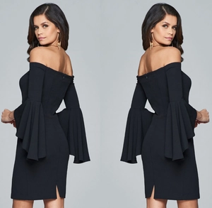 Dettaglio elegante abito nero con spalle scoperte, maniche a campana a balze e vestibilità slim