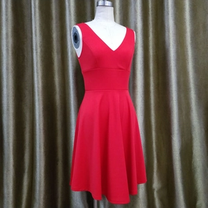 Gros plan sur la robe rouge sans manches à col en V avec une coupe trapèze fluide
