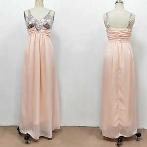 Dettaglio dell'abito da sera rosa con corpetto di paillettes e gonna in chiffon fluida