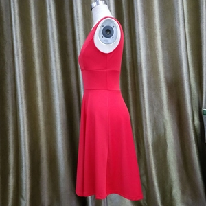 Vue latérale d'une robe rouge sans manches ligne A avec taille cintrée et col rond