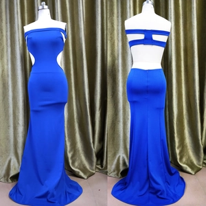 Détail d'une robe de soirée bleue à épaules dénudées avec découpes latérales et coupe sirène