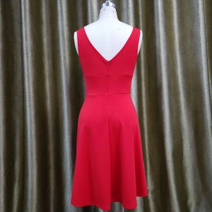 Détail du dos d'une robe rouge sans manches à col en V avec une fermeture éclair cachée