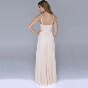Dettaglio delle eleganti pieghe sulla schiena e spalline con paillettes in chiffon