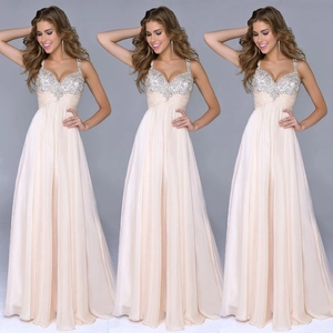 Dettagli di paillettes e strass sull'abito da sera in chiffon color champagne
