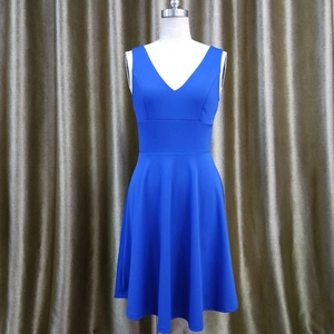 Détail de la robe sans manches bleu roi avec col en V profond et couture à la taille