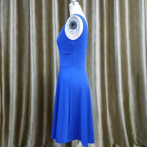 Vue latérale d'une robe sans manches bleu roi avec couture à la taille sur un mannequin