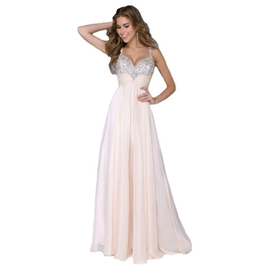 Dettaglio del corpetto rosa con paillettes e perline su questo abito in chiffon elegante