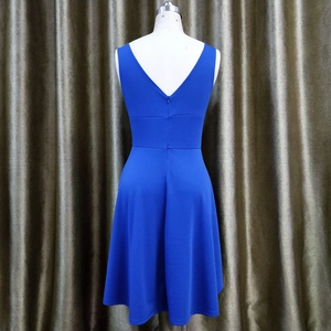 Vue détaillée d'une robe sans manches bleu roi avec dos en V profond et zip invisible