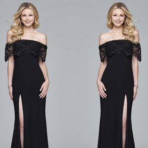 Elegante abito da sera nero con spalle scoperte, inserti in pizzo e spacco laterale