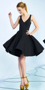 Détail de robe noire sans manches à col en V profond avec taille haute et jupe évasée