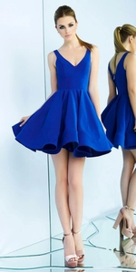Vue détaillée de la robe sans manches bleu roi avec décolleté en V profond et jupe plissée