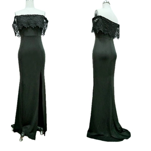 Elegante abito da sera nero con spalle scoperte, pizzo e spacco laterale alto