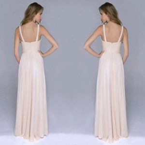 Elegante abito da sera in chiffon color champagne con spalline sottili e gonna a trapezio