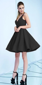 Robe trapèze noire élégante sans manches avec col en V profond et taille ajustée