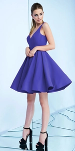 Robe élégante violette sans manches avec col en V présentée par un mannequin de studio