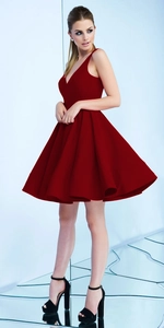 Détail d'une robe trapèze sans manches rouge foncé à col en V avec taille haute élégante