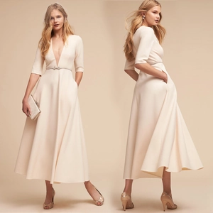 Elegantes beige-farbenes Midikleid mit V-Ausschnitt, halben Ärmeln und Gürtel