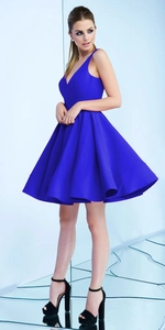 Détail d'une robe cocktail trapèze bleu roi sans manches avec col en V profond