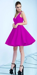 Robe élégante sans manches avec décolleté en V profond magenta et coupe cintrée évasée