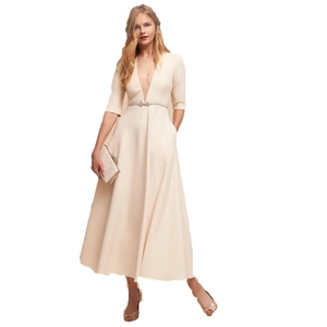 Elegantes cremefarbenes Midikleid mit V-Ausschnitt, halben Ärmeln und Strassgürtel