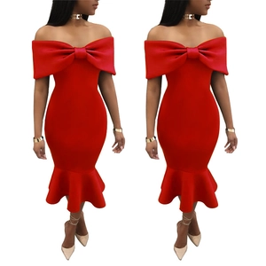Elegante abito da sera a sirena rosso con spalle scoperte, grande fiocco e vestibilità slim