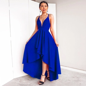 Dettaglio dell'abito blu navy con scollo a V, orlo asimmetrico e schiena scoperta