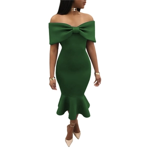 Dettaglio dell'abito a fascia verde scuro con grande fiocco e bordo a sirena elegante