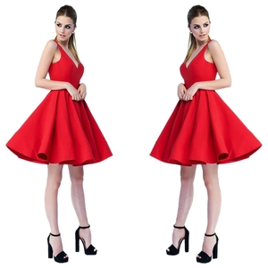 Robe rouge élégante sans manches avec col en V profond et coupe trapèze pour cocktail
