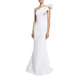 Robe de soirée blanche à épaule dénudée avec manche à volants et coupe sirène ajustée