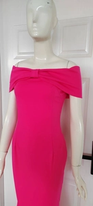 Dettaglio dell'abito da sera fucsia con spalle scoperte e grande fiocco decorativo