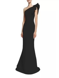 Détail d'une robe de soirée noire à une épaule avec des volants élégants et une coupe ajustée