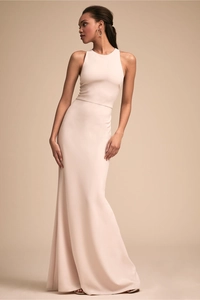 Détail d'une élégante robe de soirée dos nu rose nude avec une coupe longue au sol