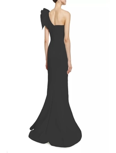 Vue arrière détaillée d'une robe de soirée noire à une épaule avec un grand nœud décoratif