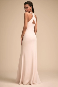 Vue détaillée du dos d'une robe de soirée rose dos nu avec découpe triangle et silhouette en A