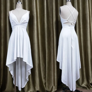 Elegante abito bianco con scollo a V, orlo irregolare e schiena scoperta intrecciata